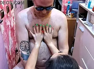 理发妹店里秀完美天然大奶诱惑