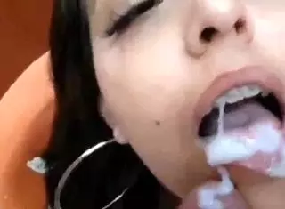 Safada Barbie Cums Until She Farts on Pleasure Chair