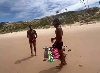 eu e minha amiga tiramos o biquini na praia e demos pra todos