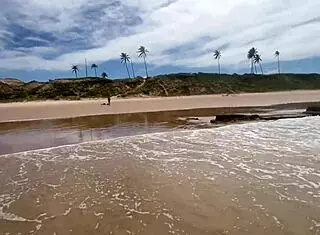 eu e minha amiga tiramos o biquini na praia e demos pra todos