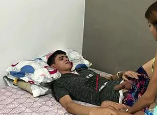 哥伦比亚继妹偷偷进来要求猛烈抽插，在异国艳遇中