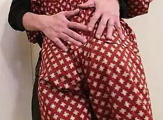 哇，日本男孩得到成熟熟女深喉内射！