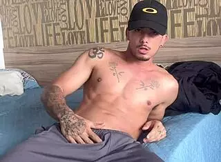 brazilian teen masturbates sensually with tattoo 😘