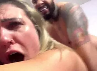 aquele foda gostosa enfiou sem camisinha na buceta babada, gozando muito no pau pulsando, olhos vermelhos de prazer