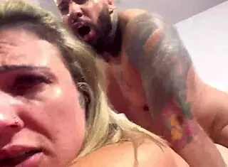 aquele foda gostosa enfiou sem camisinha na buceta babada, gozando muito no pau pulsando, olhos vermelhos de prazer