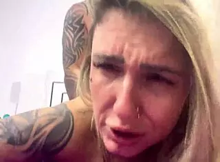 aquele foda gostosa enfiou sem camisinha na buceta babada, gozando muito no pau pulsando, olhos vermelhos de prazer