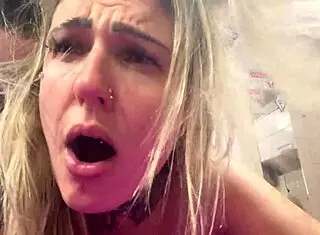 aquele foda gostosa enfiou sem camisinha na buceta babada, gozando muito no pau pulsando, olhos vermelhos de prazer