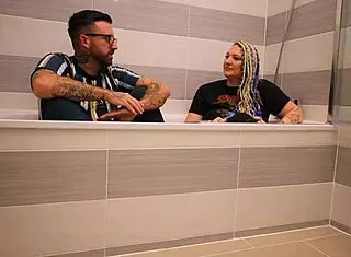 Livie chats with Frankie Jax in bath interview