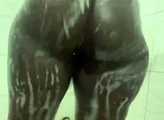 邻家女孩洗澡被邻居偷窥大奶翘臀