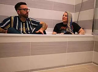 Livie chats with Frankie Jax in bath interview