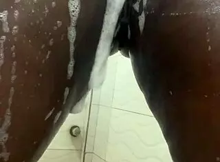 邻家女孩洗澡被邻居偷窥大奶翘臀