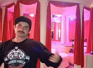 levei a coroa tesuda para ela ver minha pingola bem dura e buceta dela se impressionou com as bolas 😍