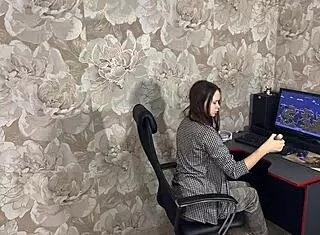 Shes Not Too Old to Be My Stepmom So I Fucked Her 😈