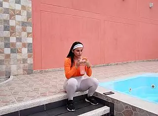 salgo a trotar en un parque y me encuentro con un entrenador que me termina follando