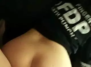 紧逼在户外公共场所被抚摸