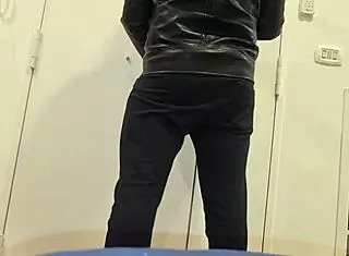 Watch this huge cock shoot lots of cum in amateur handjob?