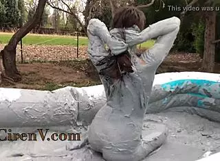 Clay sploshing in the pool - ciren v