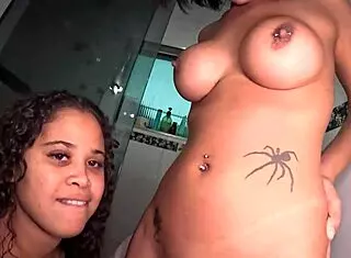 fui atrás da novinha no banho com alice vasconcelos, beijando e banhando juntas