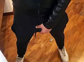 Watch this huge cock shoot lots of cum in amateur handjob?