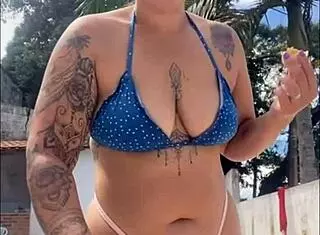 she flashes big pussy all day for the bricklayer