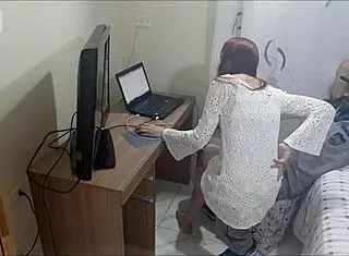 没穿内裤的荡妇勾引网技师在制服中玩乐