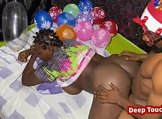 漂亮黑人夫妇圣诞自制假屌性爱大奶乱晃