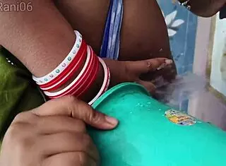 印度女孩在公共牧场尿尿和喷水！