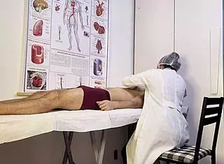 paciente não aguenta e fica ereto na frente da enfermeira durante o exame