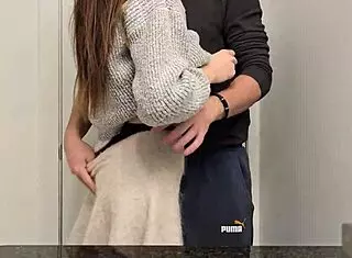 迷你裙娇小妹公共厕所弯腰后入狗交