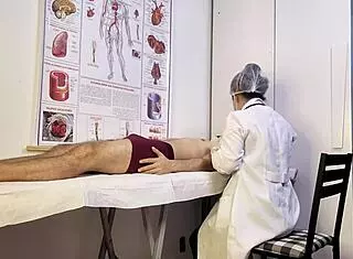 paciente não aguenta e fica ereto na frente da enfermeira durante o exame