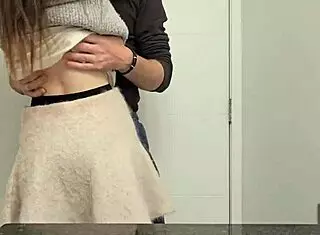 迷你裙娇小妹公共厕所弯腰后入狗交