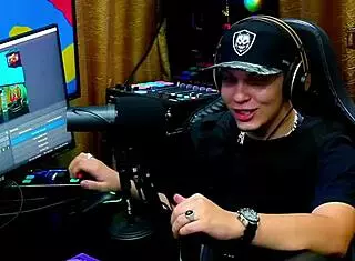 geisy dk shows her back tattoo and asks ruan to put her on all fours