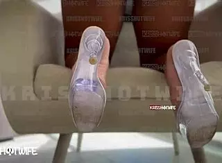 I'm a married slut who loves flashing for guys on the street 😏