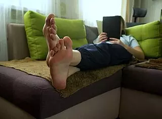 Sexy teen 18+ amateur teases with wrinkled toes and bare soles in foot fetish