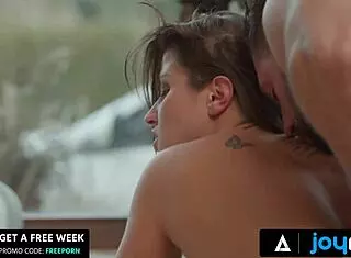 饥渴宝贝妮基·哈里斯车程后