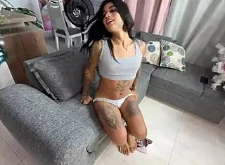 家里和朋友穿女装亲热玩耍