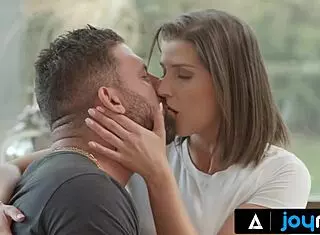 饥渴宝贝妮基·哈里斯车程后