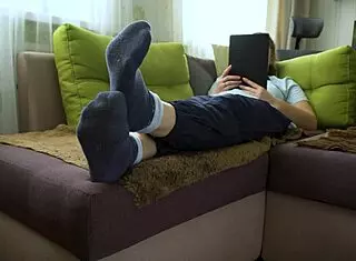 Sexy teen 18+ amateur teases with wrinkled toes and bare soles in foot fetish