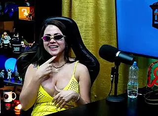 geisy dk shows her back tattoo and asks ruan to put her on all fours