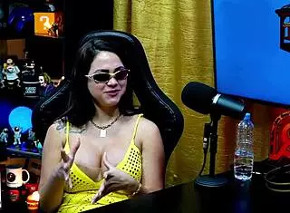 geisy dk shows her back tattoo and asks ruan to put her on all fours