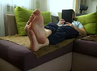 Sexy teen 18+ amateur teases with wrinkled toes and bare soles in foot fetish