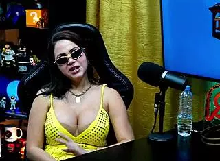 geisy dk shows her back tattoo and asks ruan to put her on all fours