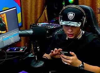 geisy dk shows her back tattoo and asks ruan to put her on all fours