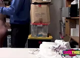 色情小偷后入式口交操保安 😈