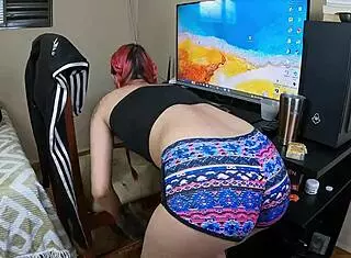 我抓到继母在揉逼，你猜接下来发生了什么？