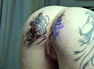 iniciando o dia com mudança na tatuagem anal em lingerie