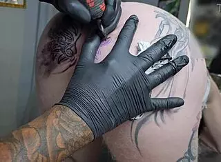 iniciando o dia com mudança na tatuagem anal em lingerie