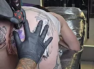 iniciando o dia com mudança na tatuagem anal em lingerie