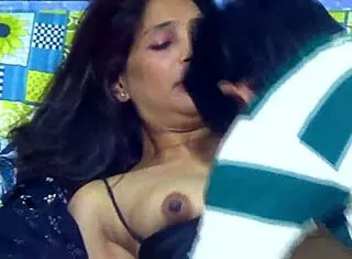 厨房猛操朋友性感印度人妻