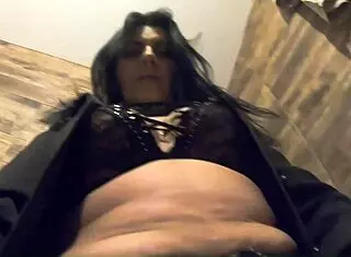 Close up of hairy pussy pissing, so sexy 😍